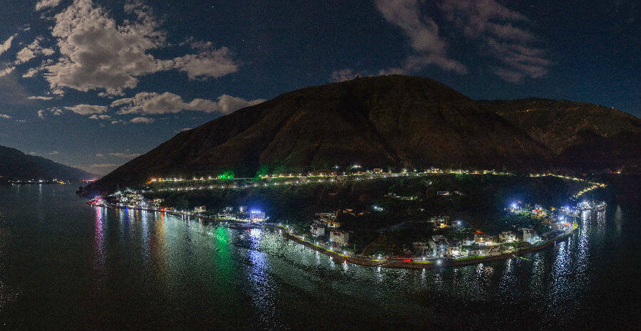 夜色下的垂钓区(余云换 摄) 夜色下的垂钓区(余云换 摄)