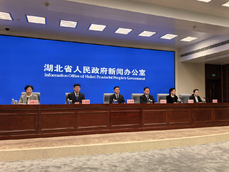 出席发布会主席台的嘉宾(余惠玲 摄) 出席发布会主席台的嘉宾(余惠玲 摄)