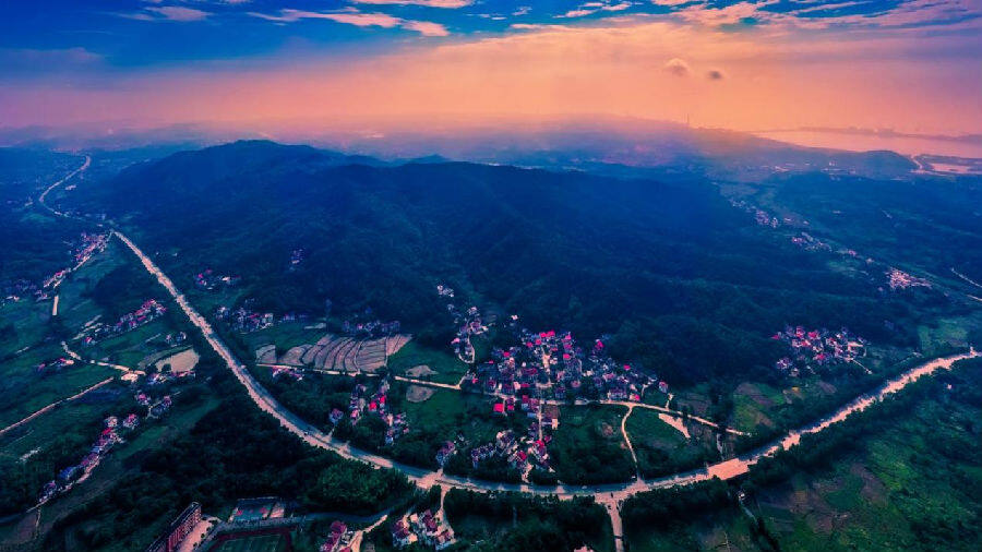 环庐山公路(姚益民 摄) 环庐山公路(姚益民 摄)