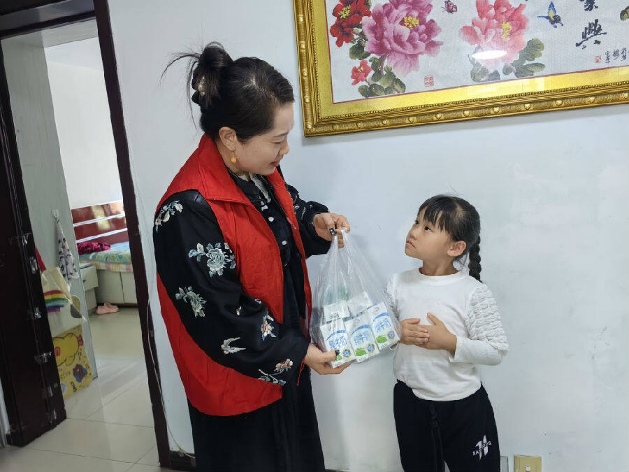爱心奶兑换 (冯缨淇 摄) 爱心奶兑换 (冯缨淇 摄)