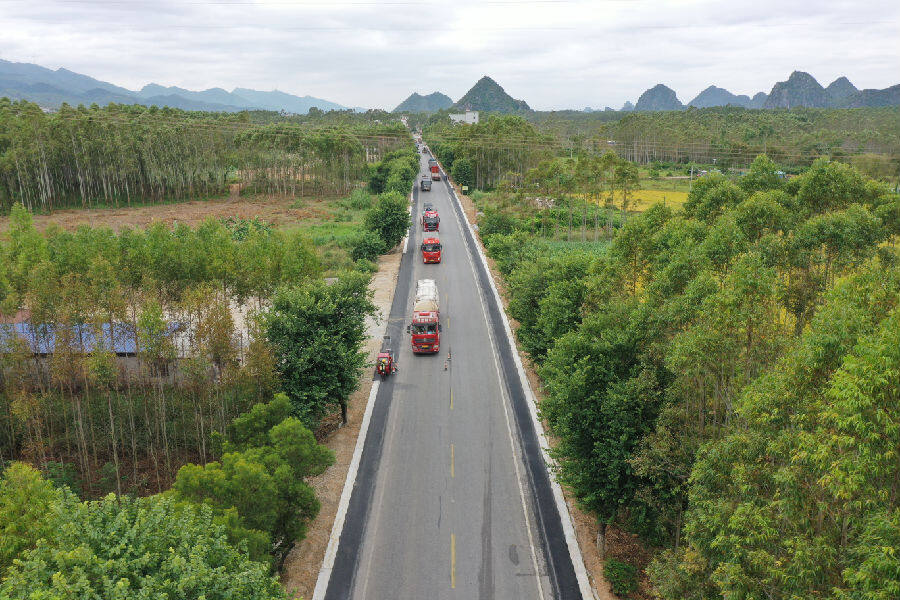 209国道路肩拓宽两侧完成后的航拍图(李格格 摄) 209国道路肩拓宽两侧完成后的航拍图(李格格 摄)