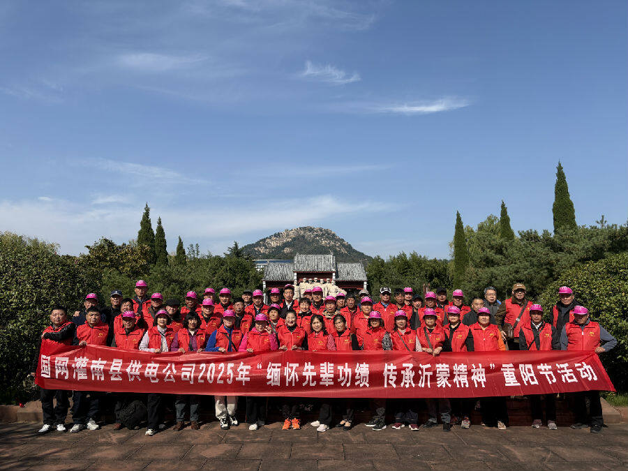 参观人员在刘少奇在山东纪念馆合影(张伟伟 摄) 参观人员在刘少奇在山东纪念馆合影(张伟伟 摄)