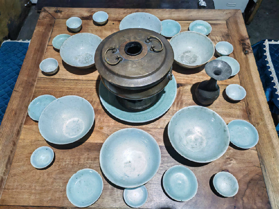 清代豆青瓷“八碟八碗”(杨润德 摄)