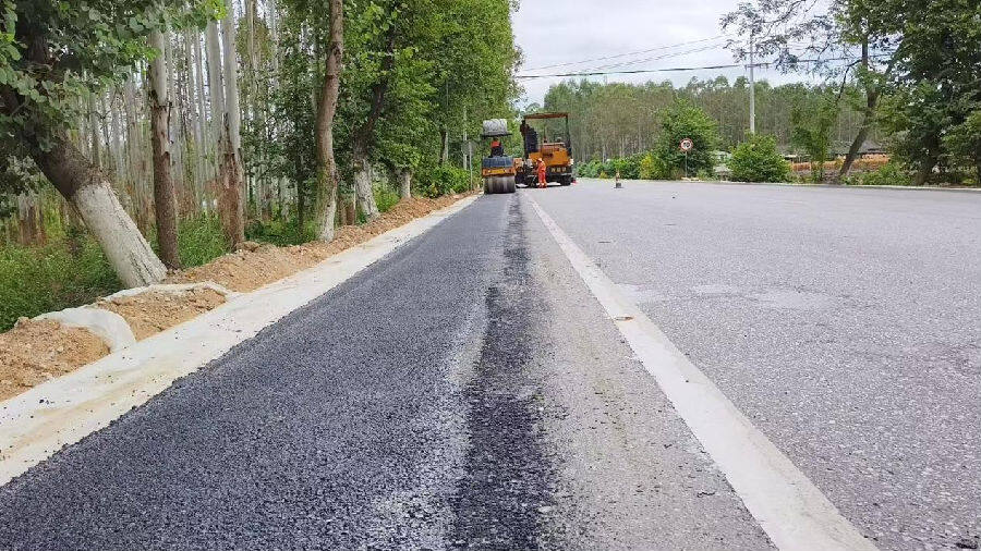 209国道路肩拓宽一侧已完成(向国华 摄) 209国道路肩拓宽一侧已完成(向国华 摄)