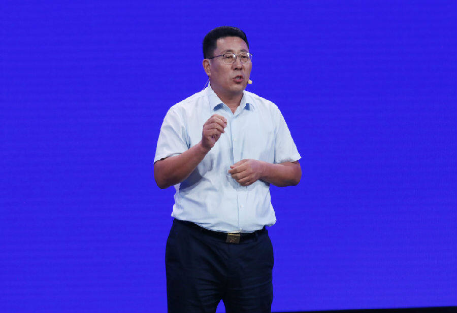 李树春讲述他靠“深度双绑”扎根高原的奋斗故事(郑义 摄) 李树春讲述他靠“深度双绑”扎根高原的奋斗故事(郑义 摄)