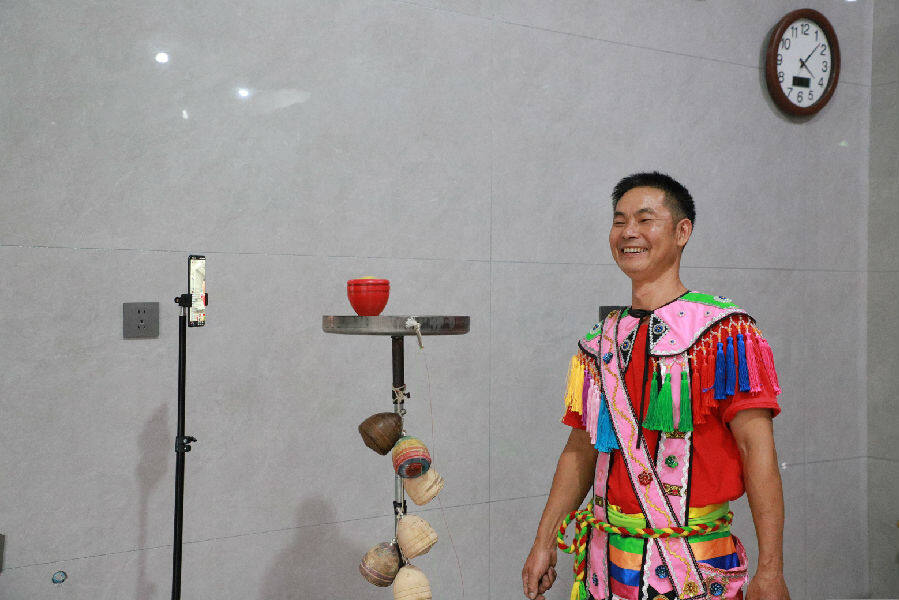 陈艺强直播展示抛陀螺(汤平 摄) 陈艺强直播展示抛陀螺(汤平 摄)