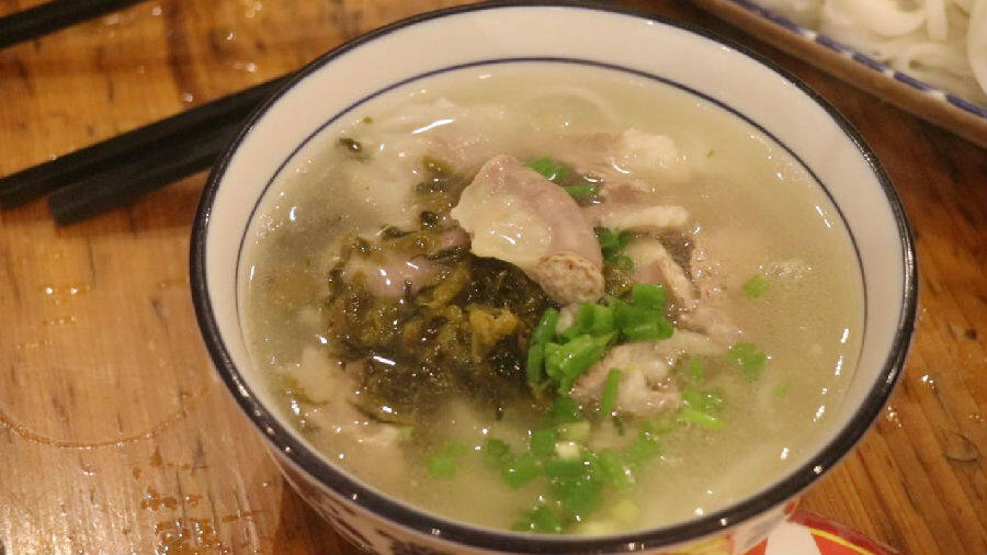 屯昌黑猪肉涮粉(徐世国 摄) 屯昌黑猪肉涮粉(徐世国 摄)