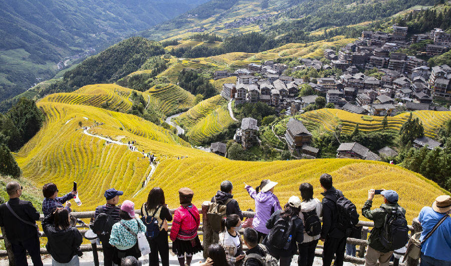 10月21日,中外游客在龙脊梯田游览。(伍文悄 摄) 10月21日,中外游客在龙脊梯田游览。(伍文悄 摄)