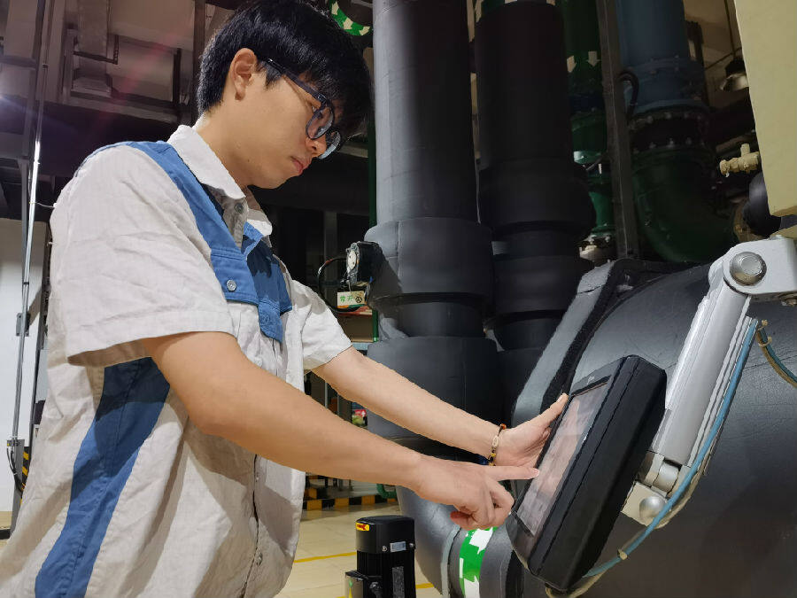 空冷操作工对制冷机运行参数进行调整。(欧昌滨 摄) 空冷操作工对制冷机运行参数进行调整。(欧昌滨 摄)