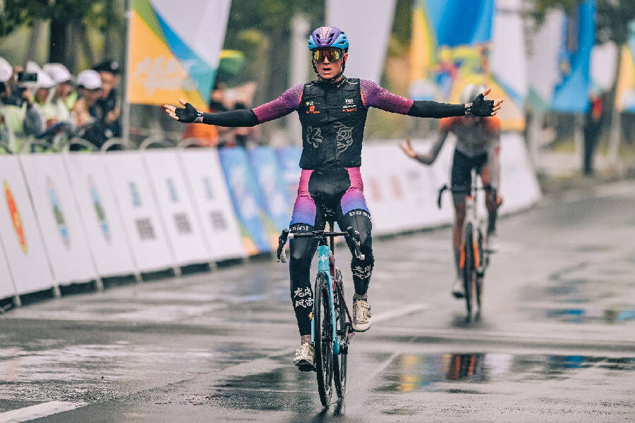 选手抵达终点精彩瞬间(黎威晗 摄) 选手抵达终点精彩瞬间(黎威晗 摄)