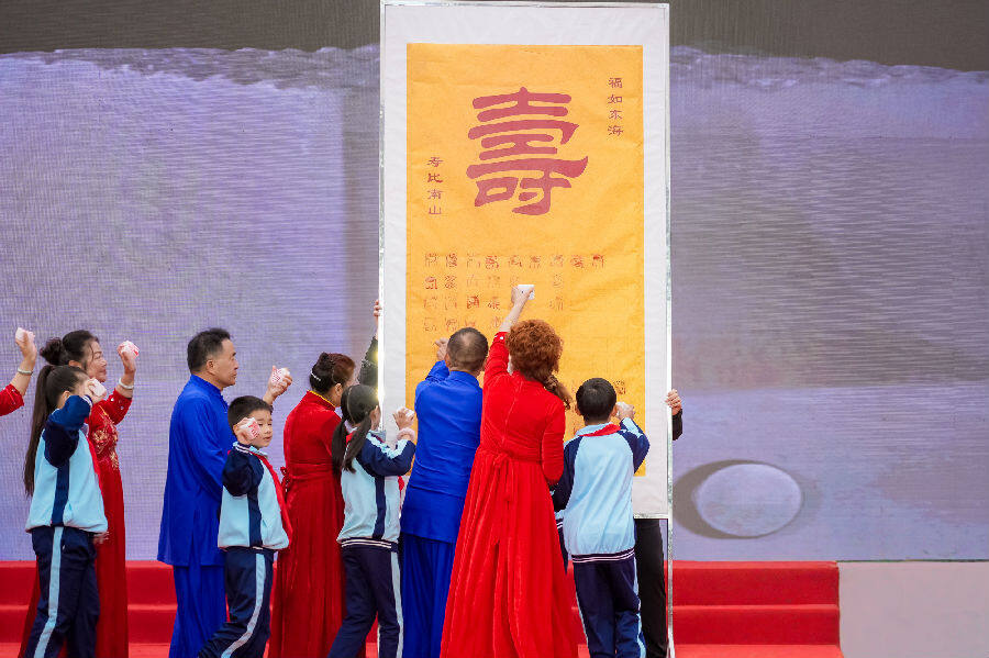 用“寿”字膏雕共同拓印膏雕百寿礼(孟扬 摄) 用“寿”字膏雕共同拓印膏雕百寿礼(孟扬 摄)