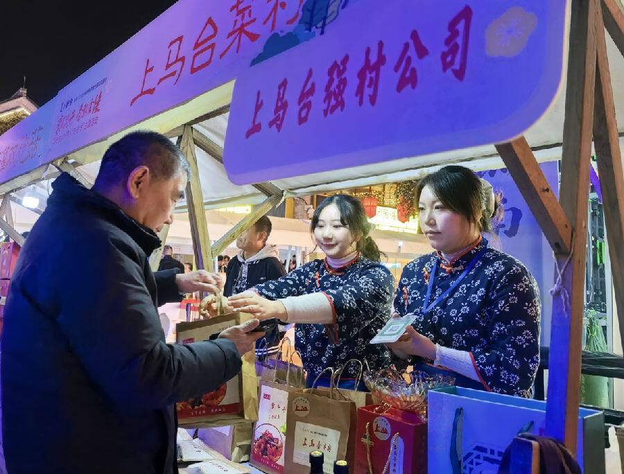 南京市民在活动现场购买灌南特色农产品(孙荪 摄) 南京市民在活动现场购买灌南特色农产品(孙荪 摄)
