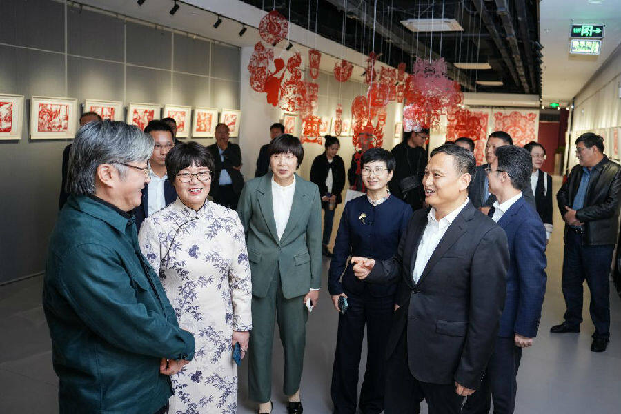 孙洪香剪纸巡展江苏省文化馆首展活动现场(孙荪 摄) 孙洪香剪纸巡展江苏省文化馆首展活动现场(孙荪 摄)