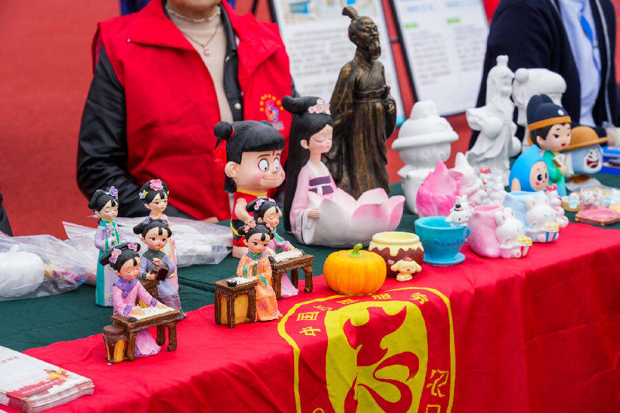 应城膏雕工艺品现场展示(孟扬 摄)  应城膏雕工艺品现场展示(孟扬 摄)