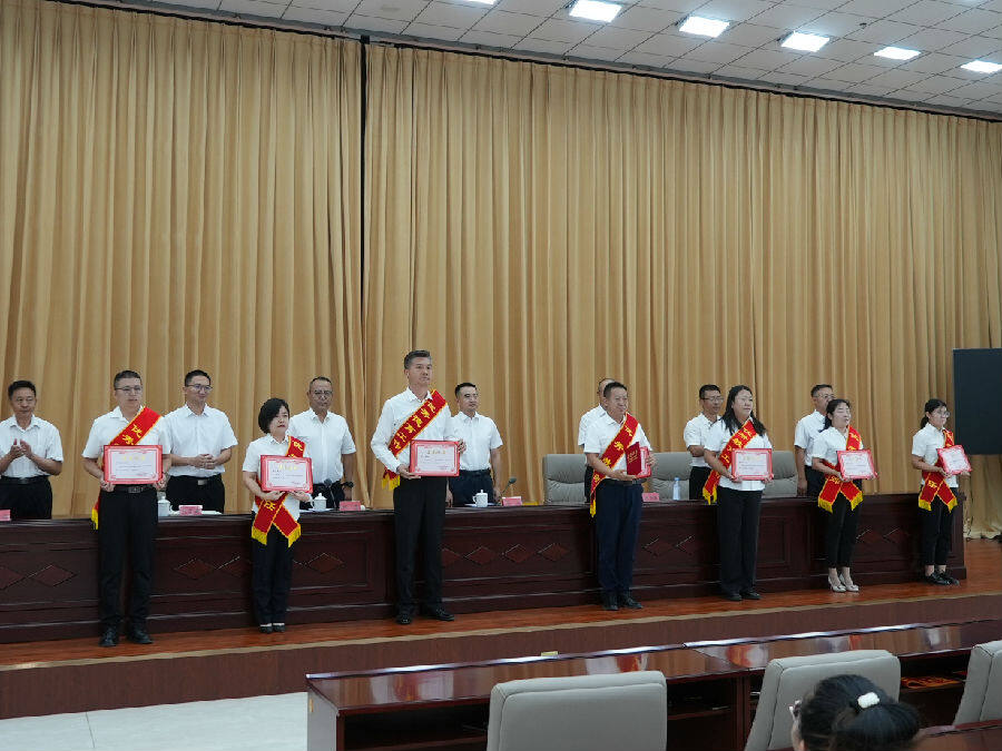 阿拉善右旗第41个教师节庆祝大会表彰优秀教师现场(杨婕 摄) 阿拉善右旗第41个教师节庆祝大会表彰优秀教师现场(杨婕 摄)