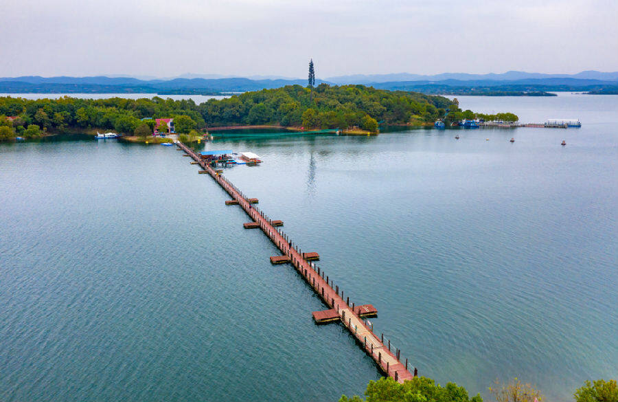漳河水库湖心岛美景(黎威晗 摄) 漳河水库湖心岛美景(黎威晗 摄)