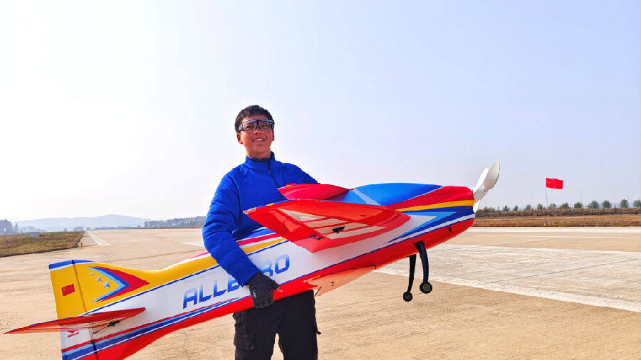 不同代际的航天模型爱好者同场竞技(赵彤 摄) 不同代际的航天模型爱好者同场竞技(赵彤 摄)