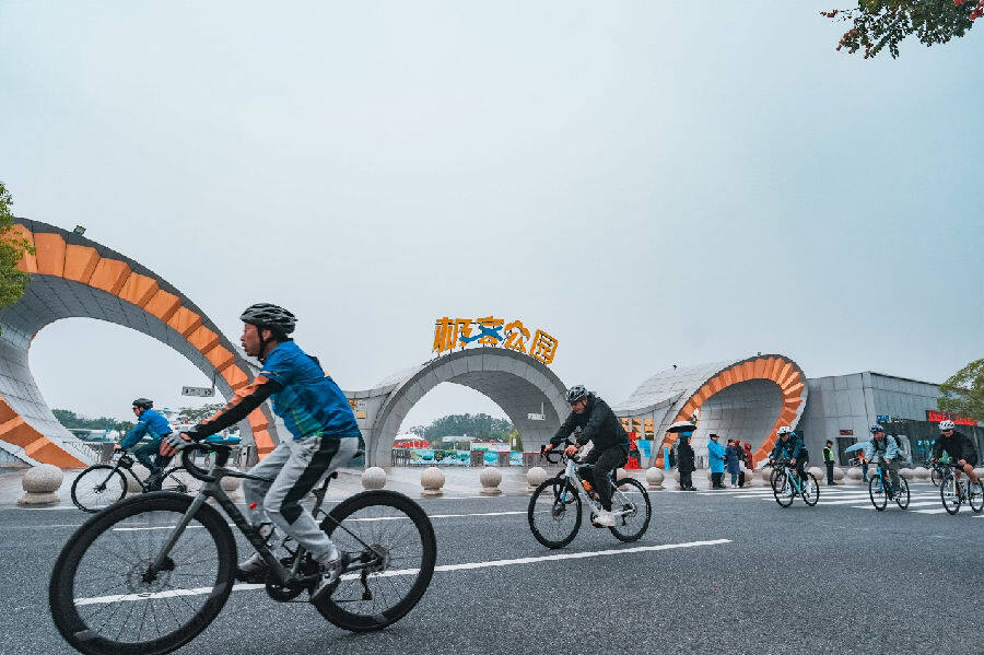 骑行爱好者骑过爱飞客极客公园(黎威晗 摄) 骑行爱好者骑过爱飞客极客公园(黎威晗 摄)
