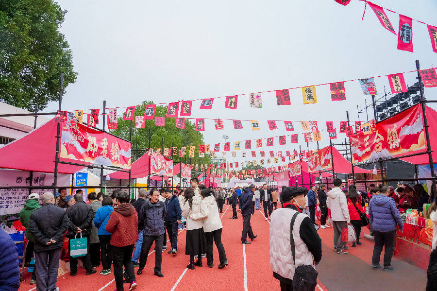 乡镇宝藏集市热闹非凡(孟扬 摄) 乡镇宝藏集市热闹非凡(孟扬 摄)