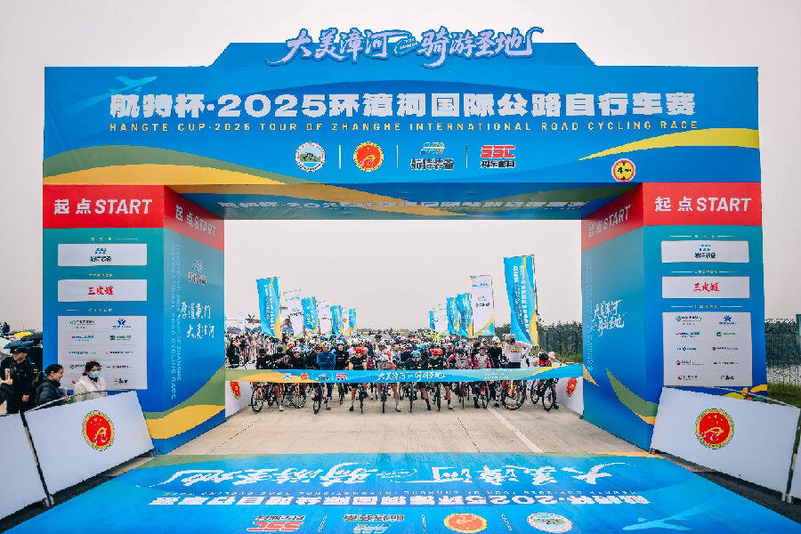 选手就位(黎威晗 摄) 选手就位(黎威晗 摄)