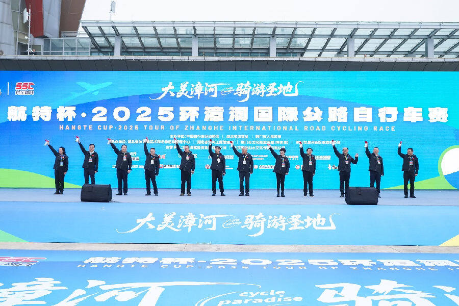 裁判员鸣枪开跑(黎威晗 摄) 裁判员鸣枪开跑(黎威晗 摄)