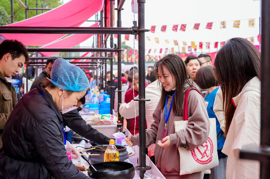 游客正在品尝应城特色小吃(孟扬 摄) 游客正在品尝应城特色小吃(孟扬 摄)