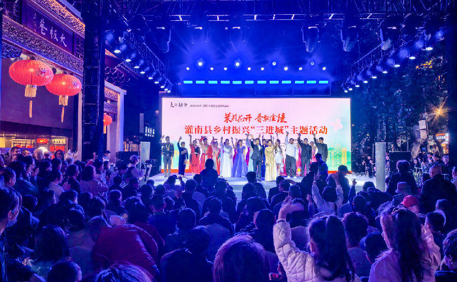 灌南的乡土艺术家为群众送上精彩的文艺演出(孙荪 摄) 灌南的乡土艺术家为群众送上精彩的文艺演出(孙荪 摄)