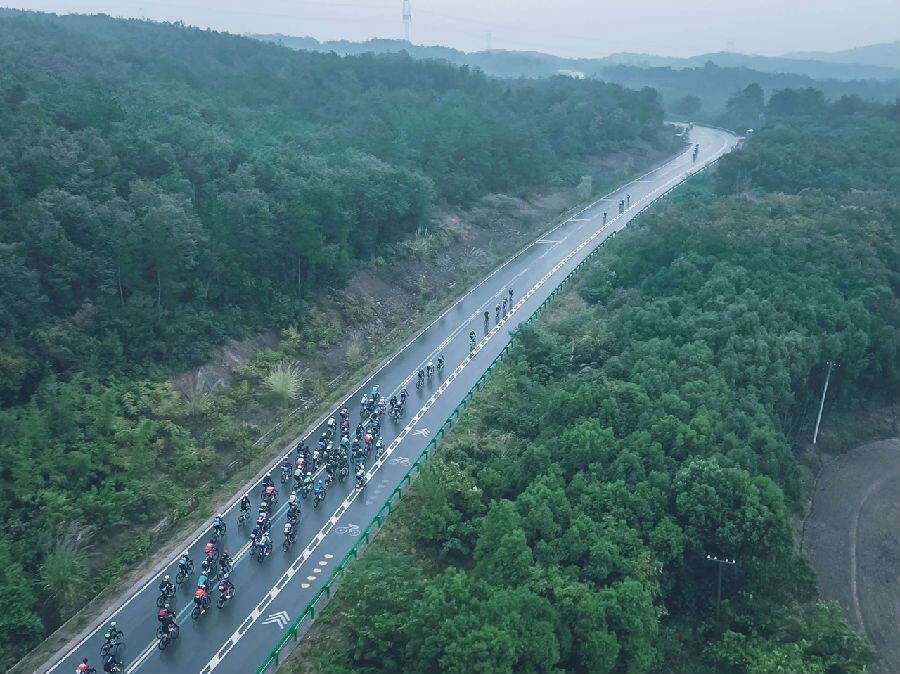 骑行爱好者沿着美丽的漳河副坝十里画廊骑行(黎威晗 摄) 骑行爱好者沿着美丽的漳河副坝十里画廊骑行(黎威晗 摄)