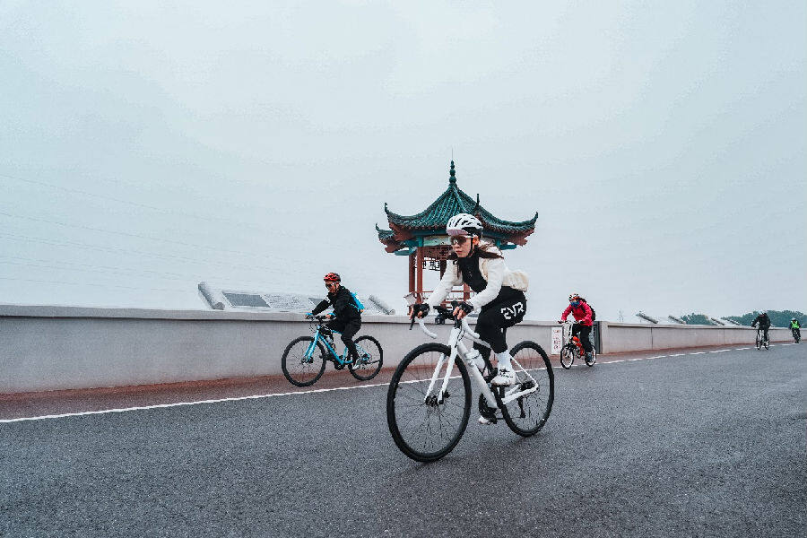 骑行爱好者沿漳河水库骑行(黎威晗 摄) 骑行爱好者沿漳河水库骑行(黎威晗 摄)