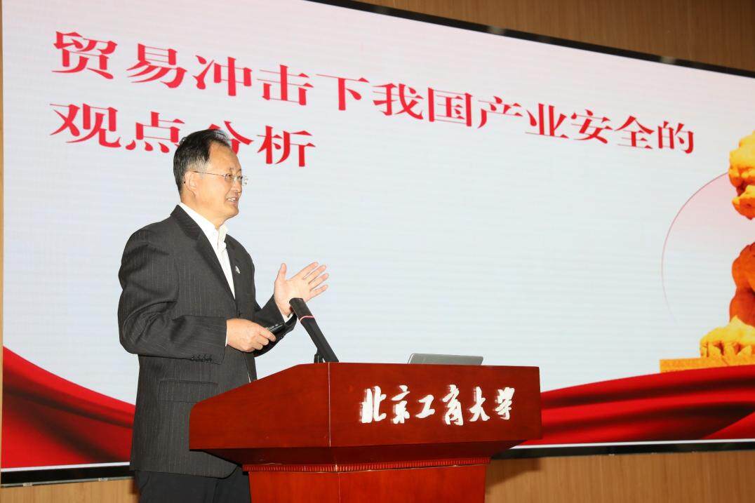 对外经济贸易大学党委书记黄宝印(高云良 摄) 对外经济贸易大学党委书记黄宝印(高云良 摄)