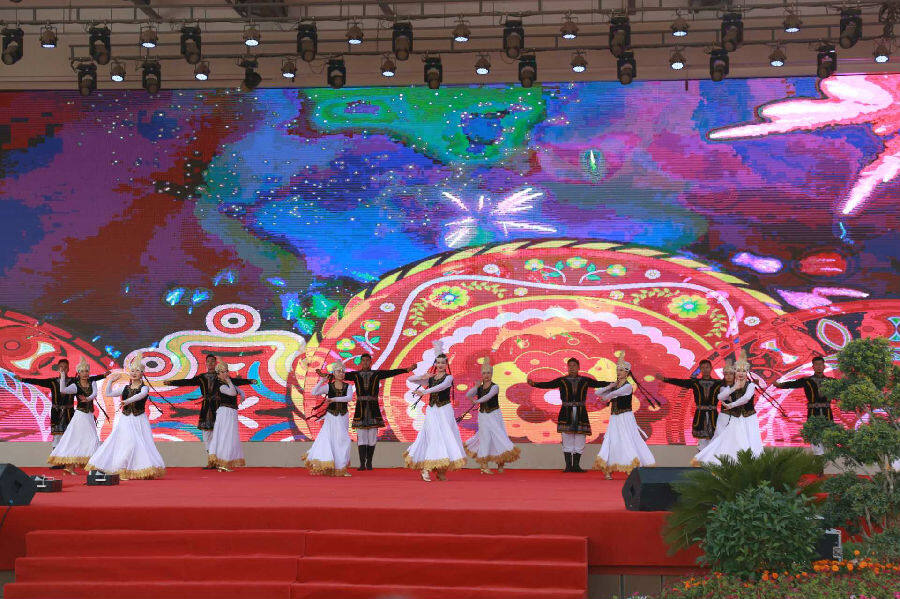 活动现场文艺表演(麦吾兰江·莫明 摄) 活动现场文艺表演(麦吾兰江·莫明 摄)