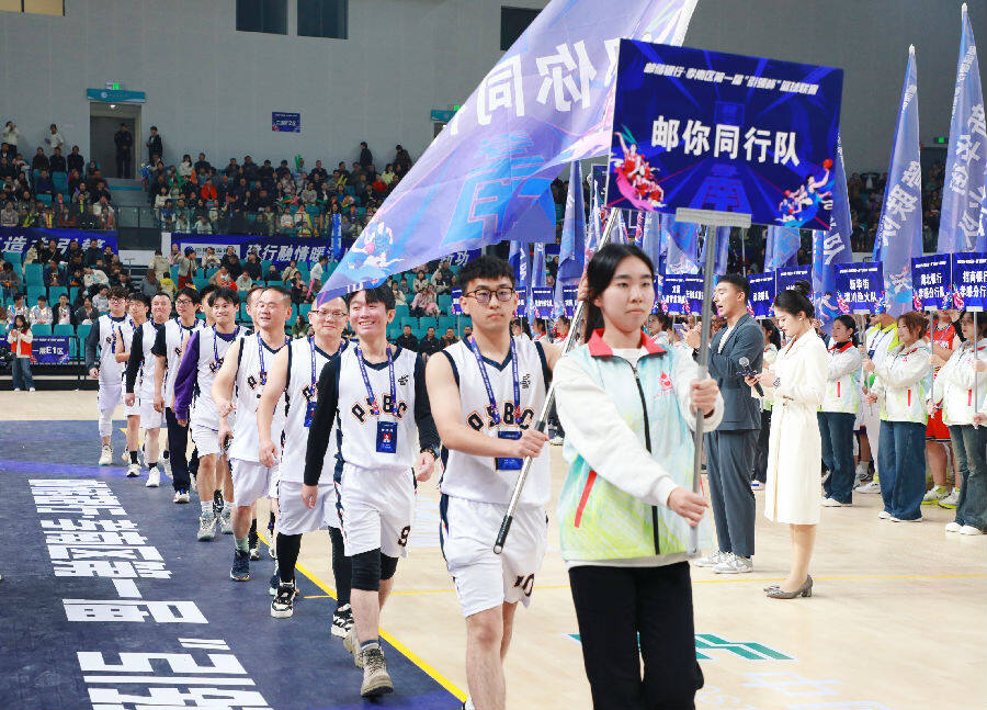 选手登场(宓天鹏 摄) 选手登场(宓天鹏 摄)