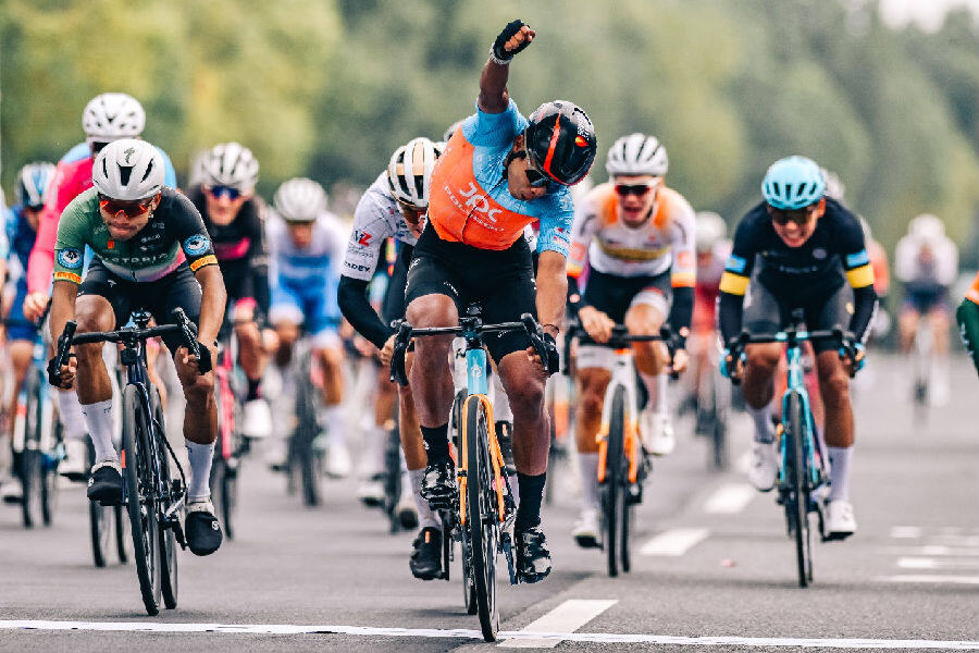 选手冲刺的精彩瞬间(黎威晗 摄) 选手冲刺的精彩瞬间(黎威晗 摄)