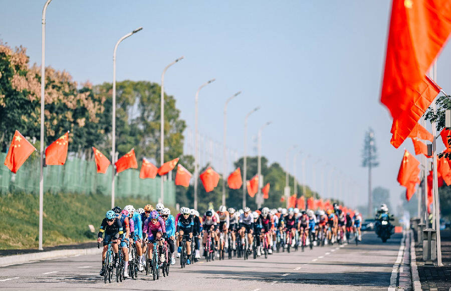 选手在平整的漳河赛道上比赛(黎威晗 摄) 选手在平整的漳河赛道上比赛(黎威晗 摄)