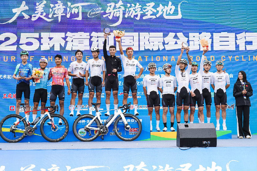 城市绕圈挑战赛团体组前三名获得者(黎威晗 摄) 城市绕圈挑战赛团体组前三名获得者(黎威晗 摄)