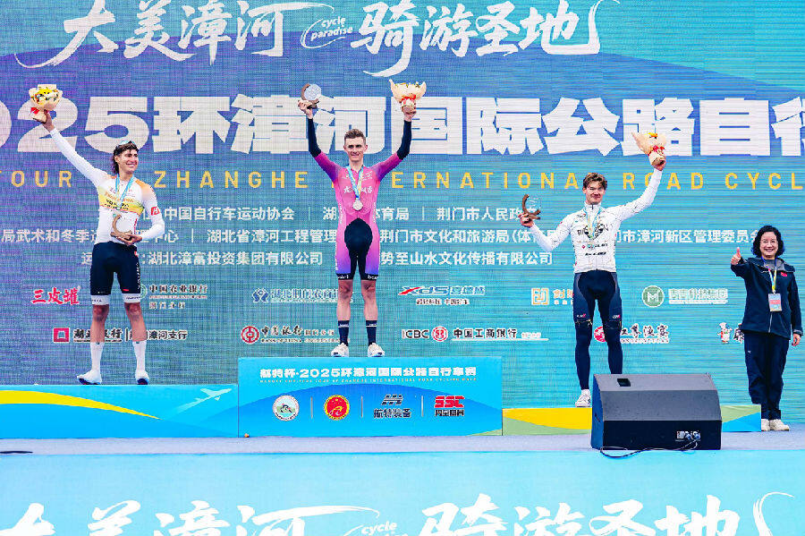 个人积分冠亚季军获得者(黎威晗 摄) 个人积分冠亚季军获得者(黎威晗 摄)