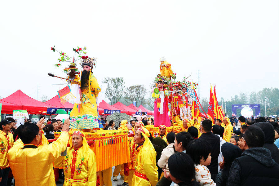 赛场外的非遗表演(宓天鹏 摄) 赛场外的非遗表演(宓天鹏 摄)