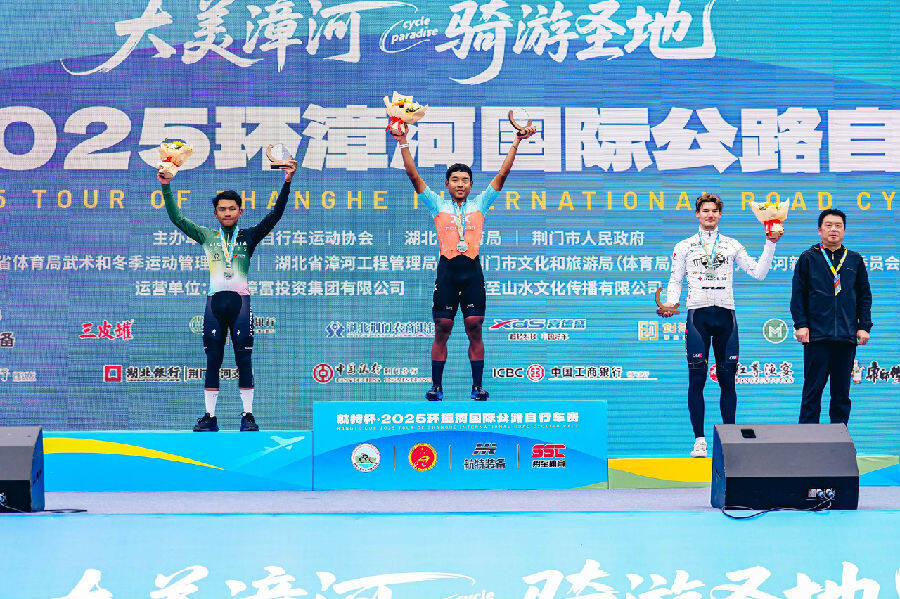 职业组绕圈冠亚季军获得者(黎威晗 摄) 职业组绕圈冠亚季军获得者(黎威晗 摄)