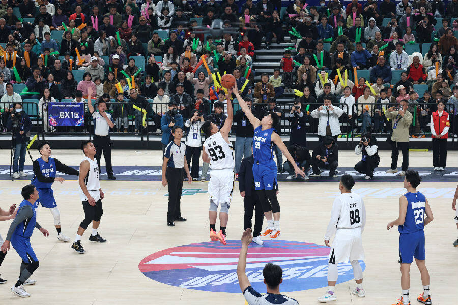 开球现场(宓天鹏 摄) 开球现场(宓天鹏 摄)