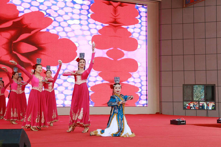 文艺表演《顶碗舞》(麦吾兰江·莫明 摄) 文艺表演《顶碗舞》(麦吾兰江·莫明 摄)