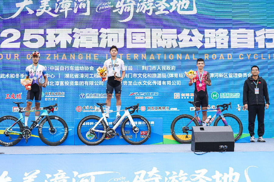 城市绕圈挑战赛业余组冠亚季军获得者(黎威晗 摄) 城市绕圈挑战赛业余组冠亚季军获得者(黎威晗 摄)