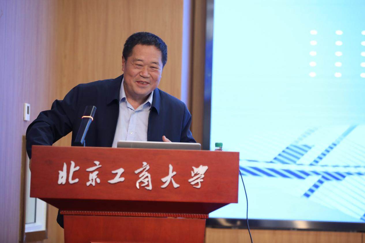 北京区域经济学会常务副会长杨德勇(高云良 摄) 北京区域经济学会常务副会长杨德勇(高云良 摄)