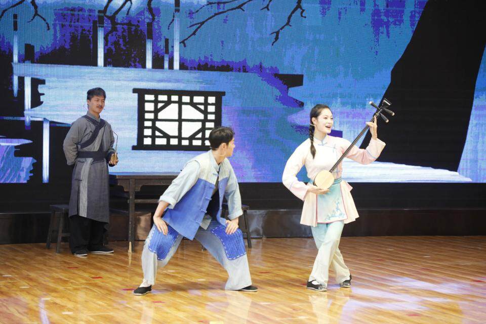 淮海剧《烽火中的板三弦》剧照(姚绍庄 摄) 淮海剧《烽火中的板三弦》剧照(姚绍庄 摄)