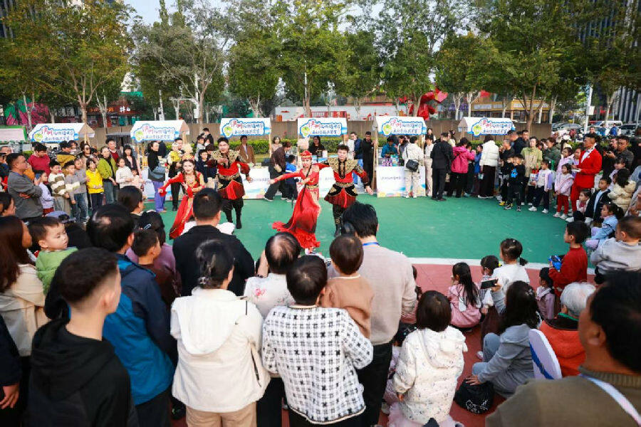 观众在活动现场看维吾尔族舞蹈表演(牛晨增 摄) 观众在活动现场看维吾尔族舞蹈表演(牛晨增 摄)