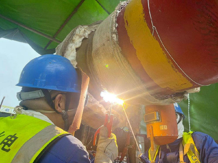 焊工焊接管道 (刘宏伟 摄) 焊工焊接管道 (刘宏伟 摄)