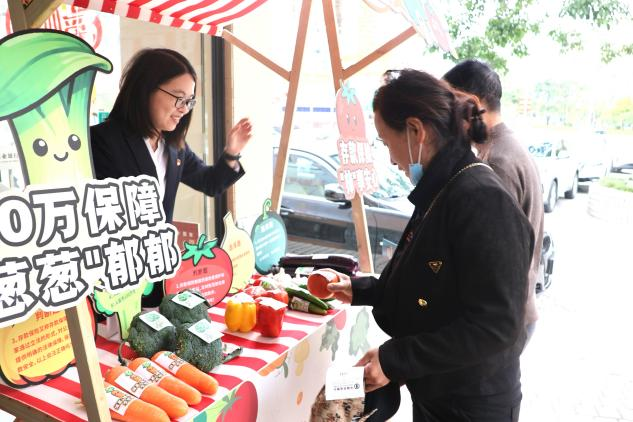 活动将存款保险知识与新鲜蔬菜巧妙融合,助力户外劳动者提升金融素养 (江奕萍 摄) 活动将存款保险知识与新鲜蔬菜巧妙融合,助力户外劳动者提升金融素养 (江奕萍 摄)