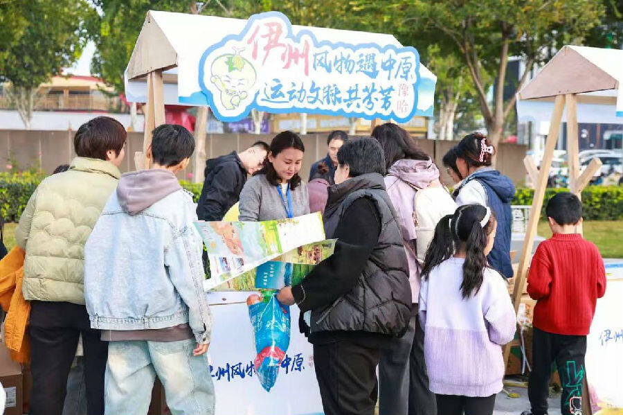 市民在文创展区看旅游推介(牛晨增 摄) 市民在文创展区看旅游推介(牛晨增 摄)