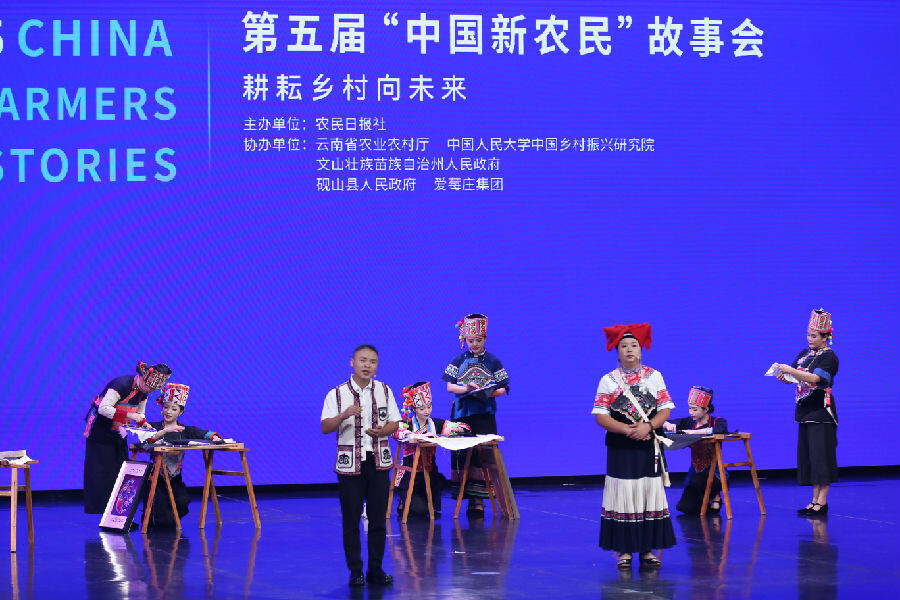王陆芬与杨拼同台演绎让非遗彝绣走向世界的故事(郑义 摄) 王陆芬与杨拼同台演绎让非遗彝绣走向世界的故事(郑义 摄)