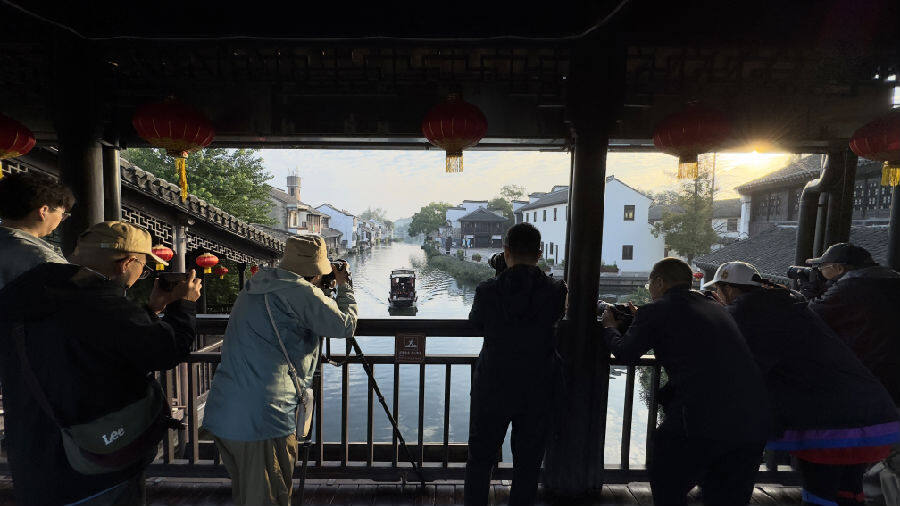 学员们在南浔古镇采风(陈志斌 摄) 学员们在南浔古镇采风(陈志斌 摄)