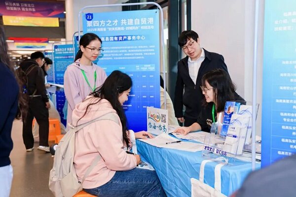 求职者到用人单位招聘咨询台进行咨询(王华 摄) 求职者到用人单位招聘咨询台进行咨询(王华 摄)